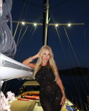 Graciela Alfano Instagram - 🌝Comparto esta Noche de luna en el mar que me pone romántica y me hace soñar.
A Uds les pasa lo mismo?
Con quien les gustaría pasar una noche de luna ?
Todo vale si se trata de soñar
Los quiero y los extraño 🩷🩷🩷🩷🩷🩷🩷🩷🩷
Estilismo: @capozzolojime
Hair stylist: @cristianreystyle
Make up: @oscarmuletok
#viajes #destinos #turismo #travelphotography #travelworld #travel
