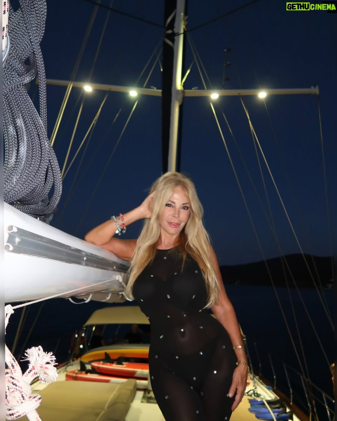 Graciela Alfano - 71.3K Likes - 🌝Comparto esta Noche de luna en el mar que me pone romántica y me hace soñar.
A Uds les pasa lo mismo?
Con quien les gustaría pasar una noche de luna ?
Todo vale si se trata de soñar
Los quiero y los extraño 🩷🩷🩷🩷🩷🩷🩷🩷🩷

Estilismo: @capozzolojime 
Hair stylist: @cristianreystyle 
Make up: @oscarmuletok 

#viajes #destinos #turismo #travelphotography #travelworld #travel