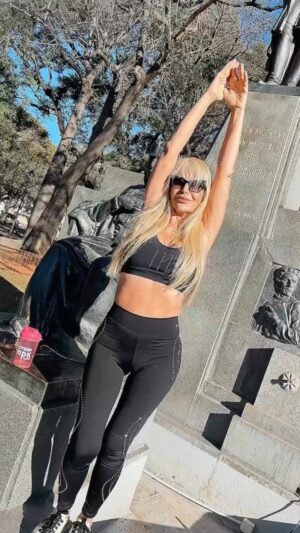 Graciela Alfano Instagram - 👟Estirar cada mañana hasta atravesar el cielo y derribar los límites para crecer cada día más!
Sólo dejamos de crecer cuando nos vamos.
No olvidemos de mantener una dieta saludable, con complementos y movernos de acuerdo con nuestros cuerpos, dándolo todo y más!
Los bendigo❤️
#iconoalfano #instagramreels #gymmotivation #motivation #algoritmo #motivationalquotes #celebrity #fitness #fitnesslifestyle #heslth #healthylifestyle
