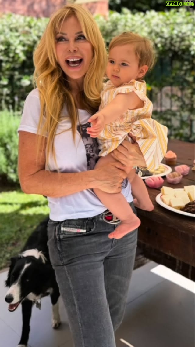 Graciela Alfano - 32.7K Likes - 🌺 👼 LAS FOTOS DE FAMILIA, UN POCO FUERA DE FOCO, UN POCO MIRANDO PARA CUALQUIER LADO PERO MUCHO MUCHO AMOR 

🌺👼HOY COMPARTO CON UDS ALGO QUE ME LLENA DE FELICIDAD: MI ROL DE ABUELA.

🌺👼MALCRIADORA , DESOBEDIENTE , EXPLORADORA JOVENCISIMA ABUELA (JAJA ), CUYO CORAZÓN LLENAN DE CHUPETINES, CARAMELOS Y DULZURA 

🌺👼EL PRIMER CUMPLE DE MI BELLA NIETI Y TODA LA FAMILIA REUNIDA PARA BENDECIR ESTA VIDA 

🌺👼NADA MAS  HERMOSO QUE LA PALABRA ABUELA.
 SÓLO LOS QUE SABEMOS EL AMOR QUE SIGNIFICA NOS ENGRANDECEMOS AL OÍRLA.

Los amo y los bendigo♥️♥️♥️♥️♥️♥️♥️♥️♥️