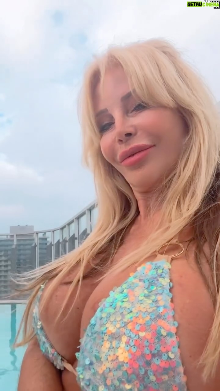 Graciela Alfano - 31.7K Likes - 🩷Comparto estás increíbles imágenes desde la pileta del hotel! El Río Paraná en todo su esplendor y las alturas donde nos sentimos pájaros listos para volar!
Terraza, terraza, no se olviden jamás!
Los amo y bendigo desde mi corazón!!🩷🩷🩷🩷🩷🩷🩷🩷🩷🩷🩷🩷🩷🩷🩷🩷🩷🩷🩷🩷🩷🩷🩷

Estilismo: @capozzolojime @cristianreystyle @oscarmuletok @beachbunnyswimwear 

#travelphotography 
#travel #rosario #fashion #pool #roof #parati