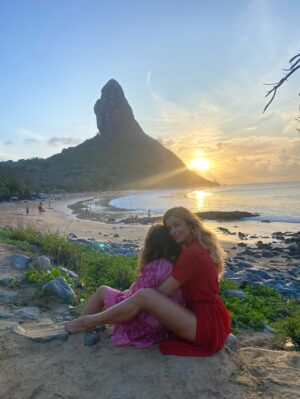 Grazi Massafera Instagram - É… mais um novo ciclo !!!! Mais um ano de frio na barriga depois de decidir um caminho importante na vida, de amores ao meu lado, de incertezas e medo também, de risadas e emoções incontidas. 
A vida é meio esse “esquenta, esfria”, agita e aquieta, faz parte, e sigo nesse delírio gostosinho do imprevisível achando às vezes que posso controlar algo rs !!! Sempre firme nas coisas que acredito, na conexão com a minha essência, na curiosidade do que vem ao virar a esquina e no meu desejo de viver cada dia mais.
O carinho e a ternura são cura pra essa canceriana raiz e impulsionam meu caminho nessa vida doida e cheia de emoções. Isso aquece meu coração e me dá ainda mais coragem. Muito obrigada por fazerem parte de metade desses 43 🌈🫶⚡️☀️ desde 2005 ❤️