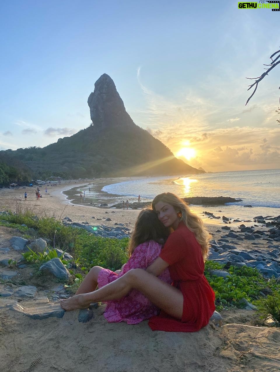 Grazi Massafera - 109.5K Likes - É… mais um novo ciclo !!!! Mais um ano de frio na barriga depois de decidir um caminho importante na vida, de amores ao meu lado, de incertezas e medo também, de risadas e emoções incontidas. 
A vida é meio esse “esquenta, esfria”, agita e aquieta, faz parte, e sigo nesse delírio gostosinho do imprevisível achando às vezes que posso controlar algo rs !!! Sempre firme nas coisas que acredito, na conexão com a minha essência, na curiosidade do que vem ao virar a esquina e no meu desejo de viver cada dia mais.
O carinho e a ternura são cura pra essa canceriana raiz e impulsionam meu caminho nessa vida doida e cheia de emoções. Isso aquece meu coração e me dá ainda mais coragem. Muito obrigada por fazerem parte de metade desses 43 🌈🫶⚡️☀️ desde 2005 ❤️