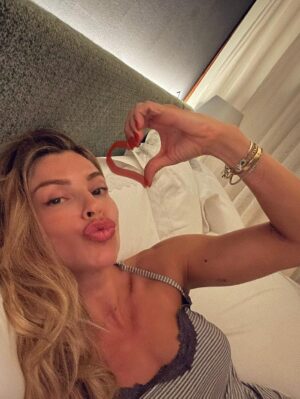 Grazi Massafera Instagram - É… mais um novo ciclo !!!! Mais um ano de frio na barriga depois de decidir um caminho importante na vida, de amores ao meu lado, de incertezas e medo também, de risadas e emoções incontidas. 
A vida é meio esse “esquenta, esfria”, agita e aquieta, faz parte, e sigo nesse delírio gostosinho do imprevisível achando às vezes que posso controlar algo rs !!! Sempre firme nas coisas que acredito, na conexão com a minha essência, na curiosidade do que vem ao virar a esquina e no meu desejo de viver cada dia mais.
O carinho e a ternura são cura pra essa canceriana raiz e impulsionam meu caminho nessa vida doida e cheia de emoções. Isso aquece meu coração e me dá ainda mais coragem. Muito obrigada por fazerem parte de metade desses 43 🌈🫶⚡️☀️ desde 2005 ❤️