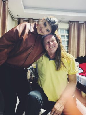 Grazi Massafera Instagram - Estive, há poucos dias, na cidade onde nasci. O motivo não foi passeio, mas um susto poucos dias antes do dia dos pais. Graças a Deus tudo está bem 🙏
Abracei muitoooo meu pai, visitei minha família que é muito grande (muito mesmo), me reconectei com minha essência, infância e adolescência a cada passo. E Sofia respirava junto comigo cada lembrança, cada cantinho, cada memória que eu apresentava ou ouvia, e isso foi mágico ! Entre um momento e outro, olhava pra ela com os olhos brilhando contrastando com os meus e pensava: que dádiva ser mãe de Sofia, que pessoa linda e como a amo mais a cada dia !! Como isso é possível ? 
A genética tem seus mistérios, como se existisse algo sobrenatural. Ela também se sente em casa, se encaixa como se vivesse ali. 
Os anos passam e quando nos encontramos nem parece que vivo tão longe há tantos anos, mais de 20. 
As cidades de interior e seu povo (sou suspeita em dizer) têm seu charme, uma energia, um tempo diferente, místico mesmo. Um caos e minha família que não fecha a boca, fala alto, abraça forte e faz piada até nos momentos tristes. E eu me sinto no ninho. 
A tia fez o almoço de domingo, as primas fazem fofoca de todos kkkkk !
Não paramos de comer. Lembranças e mais lembranças e mais fofocas de família (eu preciso de atualizações, mesmo sendo as mesmas de sempre kkkkkkk). 
As lembranças da infância, as dores e doenças da idade, as risadas, os bebês pedindo colinho …
Voltei já com saudade e o coração quentinho 🫶🥰✨