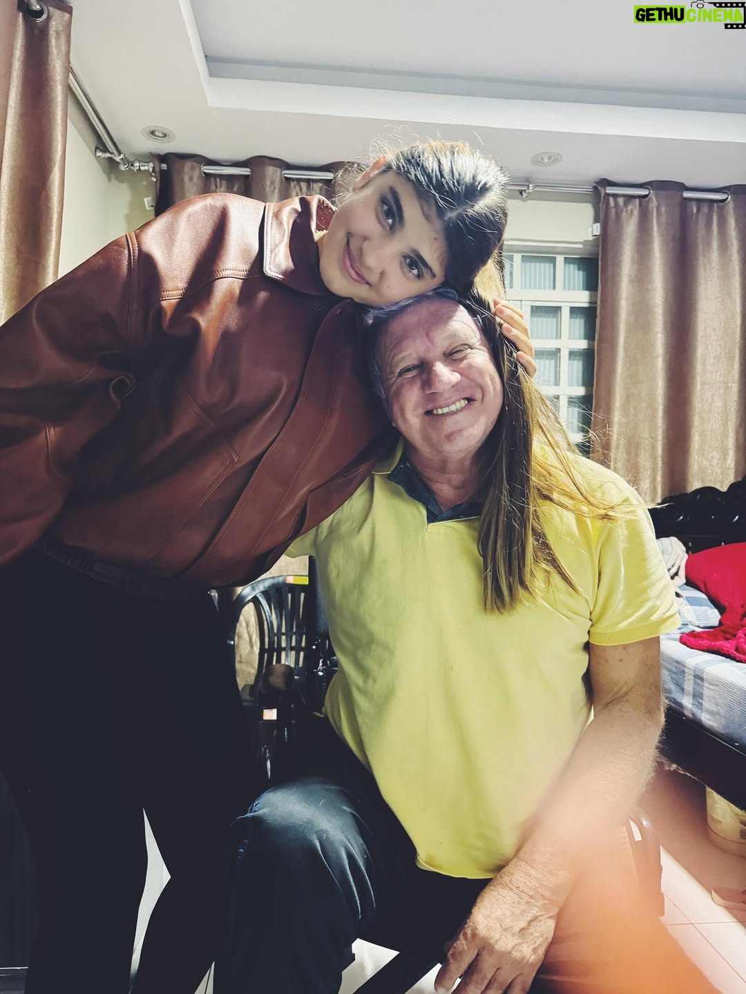 Grazi Massafera - 265K Likes - Estive, há poucos dias, na cidade onde nasci. O motivo não foi passeio, mas um susto poucos dias antes do dia dos pais. Graças a Deus tudo está bem 🙏
Abracei muitoooo meu pai, visitei minha família que é muito grande (muito mesmo), me reconectei com minha essência, infância e adolescência a cada passo. E Sofia respirava junto comigo cada lembrança, cada cantinho, cada memória que eu apresentava ou ouvia, e isso foi mágico ! Entre um momento e outro, olhava pra ela com os olhos brilhando contrastando com os meus e pensava: que dádiva ser mãe de Sofia, que pessoa linda e como a amo mais a cada dia !! Como isso é possível ? 
A genética tem seus mistérios, como se existisse algo sobrenatural. Ela também se sente em casa, se encaixa como se vivesse ali. 
Os anos passam e quando nos encontramos nem parece que vivo tão longe há tantos anos, mais de 20. 
As cidades de interior e seu povo (sou suspeita em dizer) têm seu charme, uma energia, um tempo diferente, místico mesmo. Um caos e minha família que não fecha a boca, fala alto, abraça forte e faz piada até nos momentos tristes. E eu me sinto no ninho. 
A tia fez o almoço de domingo, as primas fazem fofoca de todos kkkkk !
Não paramos de comer. Lembranças e mais lembranças e mais fofocas de família (eu preciso de atualizações, mesmo sendo as mesmas de sempre kkkkkkk). 
As lembranças da infância, as dores e doenças da idade, as risadas, os bebês pedindo colinho …
Voltei já com saudade e o coração quentinho 🫶🥰✨