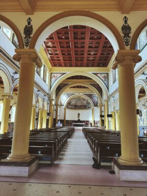 Grazi Massafera Instagram - Estive, há poucos dias, na cidade onde nasci. O motivo não foi passeio, mas um susto poucos dias antes do dia dos pais. Graças a Deus tudo está bem 🙏
Abracei muitoooo meu pai, visitei minha família que é muito grande (muito mesmo), me reconectei com minha essência, infância e adolescência a cada passo. E Sofia respirava junto comigo cada lembrança, cada cantinho, cada memória que eu apresentava ou ouvia, e isso foi mágico ! Entre um momento e outro, olhava pra ela com os olhos brilhando contrastando com os meus e pensava: que dádiva ser mãe de Sofia, que pessoa linda e como a amo mais a cada dia !! Como isso é possível ? 
A genética tem seus mistérios, como se existisse algo sobrenatural. Ela também se sente em casa, se encaixa como se vivesse ali. 
Os anos passam e quando nos encontramos nem parece que vivo tão longe há tantos anos, mais de 20. 
As cidades de interior e seu povo (sou suspeita em dizer) têm seu charme, uma energia, um tempo diferente, místico mesmo. Um caos e minha família que não fecha a boca, fala alto, abraça forte e faz piada até nos momentos tristes. E eu me sinto no ninho. 
A tia fez o almoço de domingo, as primas fazem fofoca de todos kkkkk !
Não paramos de comer. Lembranças e mais lembranças e mais fofocas de família (eu preciso de atualizações, mesmo sendo as mesmas de sempre kkkkkkk). 
As lembranças da infância, as dores e doenças da idade, as risadas, os bebês pedindo colinho …
Voltei já com saudade e o coração quentinho 🫶🥰✨