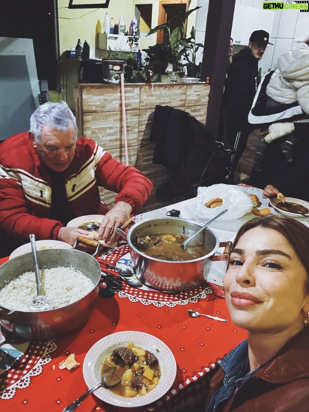 Grazi Massafera - 265K Likes - Estive, há poucos dias, na cidade onde nasci. O motivo não foi passeio, mas um susto poucos dias antes do dia dos pais. Graças a Deus tudo está bem 🙏
Abracei muitoooo meu pai, visitei minha família que é muito grande (muito mesmo), me reconectei com minha essência, infância e adolescência a cada passo. E Sofia respirava junto comigo cada lembrança, cada cantinho, cada memória que eu apresentava ou ouvia, e isso foi mágico ! Entre um momento e outro, olhava pra ela com os olhos brilhando contrastando com os meus e pensava: que dádiva ser mãe de Sofia, que pessoa linda e como a amo mais a cada dia !! Como isso é possível ? 
A genética tem seus mistérios, como se existisse algo sobrenatural. Ela também se sente em casa, se encaixa como se vivesse ali. 
Os anos passam e quando nos encontramos nem parece que vivo tão longe há tantos anos, mais de 20. 
As cidades de interior e seu povo (sou suspeita em dizer) têm seu charme, uma energia, um tempo diferente, místico mesmo. Um caos e minha família que não fecha a boca, fala alto, abraça forte e faz piada até nos momentos tristes. E eu me sinto no ninho. 
A tia fez o almoço de domingo, as primas fazem fofoca de todos kkkkk !
Não paramos de comer. Lembranças e mais lembranças e mais fofocas de família (eu preciso de atualizações, mesmo sendo as mesmas de sempre kkkkkkk). 
As lembranças da infância, as dores e doenças da idade, as risadas, os bebês pedindo colinho …
Voltei já com saudade e o coração quentinho 🫶🥰✨