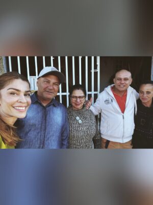Grazi Massafera Instagram - Estive, há poucos dias, na cidade onde nasci. O motivo não foi passeio, mas um susto poucos dias antes do dia dos pais. Graças a Deus tudo está bem 🙏
Abracei muitoooo meu pai, visitei minha família que é muito grande (muito mesmo), me reconectei com minha essência, infância e adolescência a cada passo. E Sofia respirava junto comigo cada lembrança, cada cantinho, cada memória que eu apresentava ou ouvia, e isso foi mágico ! Entre um momento e outro, olhava pra ela com os olhos brilhando contrastando com os meus e pensava: que dádiva ser mãe de Sofia, que pessoa linda e como a amo mais a cada dia !! Como isso é possível ? 
A genética tem seus mistérios, como se existisse algo sobrenatural. Ela também se sente em casa, se encaixa como se vivesse ali. 
Os anos passam e quando nos encontramos nem parece que vivo tão longe há tantos anos, mais de 20. 
As cidades de interior e seu povo (sou suspeita em dizer) têm seu charme, uma energia, um tempo diferente, místico mesmo. Um caos e minha família que não fecha a boca, fala alto, abraça forte e faz piada até nos momentos tristes. E eu me sinto no ninho. 
A tia fez o almoço de domingo, as primas fazem fofoca de todos kkkkk !
Não paramos de comer. Lembranças e mais lembranças e mais fofocas de família (eu preciso de atualizações, mesmo sendo as mesmas de sempre kkkkkkk). 
As lembranças da infância, as dores e doenças da idade, as risadas, os bebês pedindo colinho …
Voltei já com saudade e o coração quentinho 🫶🥰✨