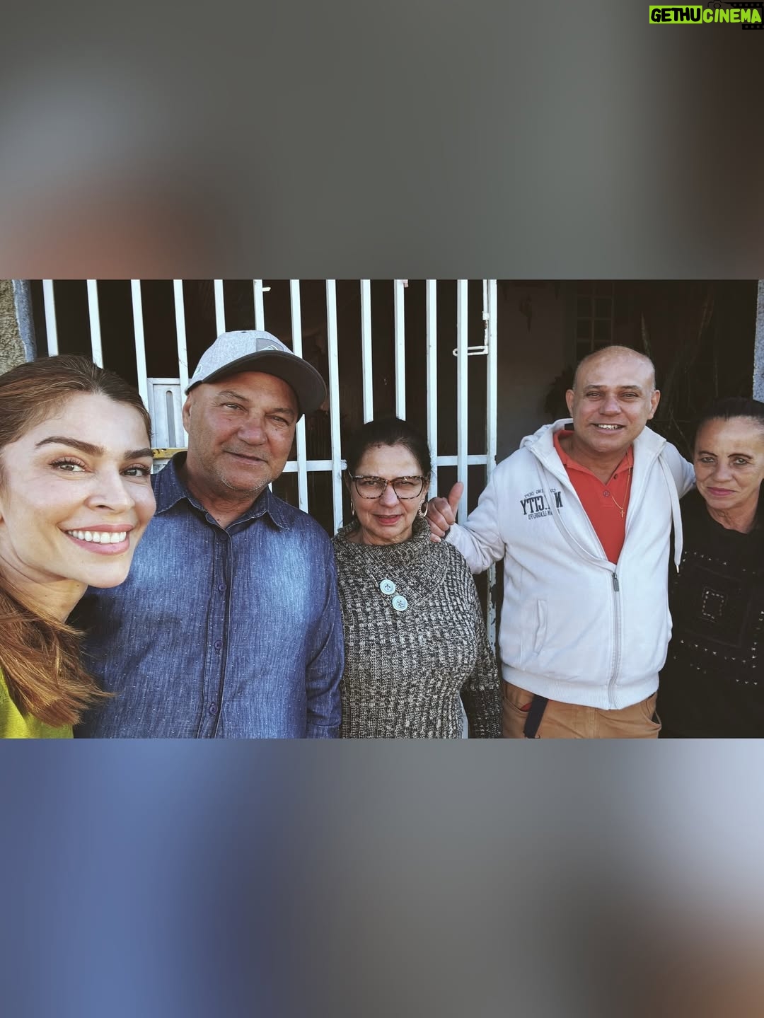 Grazi Massafera - 265K Likes - Estive, há poucos dias, na cidade onde nasci. O motivo não foi passeio, mas um susto poucos dias antes do dia dos pais. Graças a Deus tudo está bem 🙏
Abracei muitoooo meu pai, visitei minha família que é muito grande (muito mesmo), me reconectei com minha essência, infância e adolescência a cada passo. E Sofia respirava junto comigo cada lembrança, cada cantinho, cada memória que eu apresentava ou ouvia, e isso foi mágico ! Entre um momento e outro, olhava pra ela com os olhos brilhando contrastando com os meus e pensava: que dádiva ser mãe de Sofia, que pessoa linda e como a amo mais a cada dia !! Como isso é possível ? 
A genética tem seus mistérios, como se existisse algo sobrenatural. Ela também se sente em casa, se encaixa como se vivesse ali. 
Os anos passam e quando nos encontramos nem parece que vivo tão longe há tantos anos, mais de 20. 
As cidades de interior e seu povo (sou suspeita em dizer) têm seu charme, uma energia, um tempo diferente, místico mesmo. Um caos e minha família que não fecha a boca, fala alto, abraça forte e faz piada até nos momentos tristes. E eu me sinto no ninho. 
A tia fez o almoço de domingo, as primas fazem fofoca de todos kkkkk !
Não paramos de comer. Lembranças e mais lembranças e mais fofocas de família (eu preciso de atualizações, mesmo sendo as mesmas de sempre kkkkkkk). 
As lembranças da infância, as dores e doenças da idade, as risadas, os bebês pedindo colinho …
Voltei já com saudade e o coração quentinho 🫶🥰✨