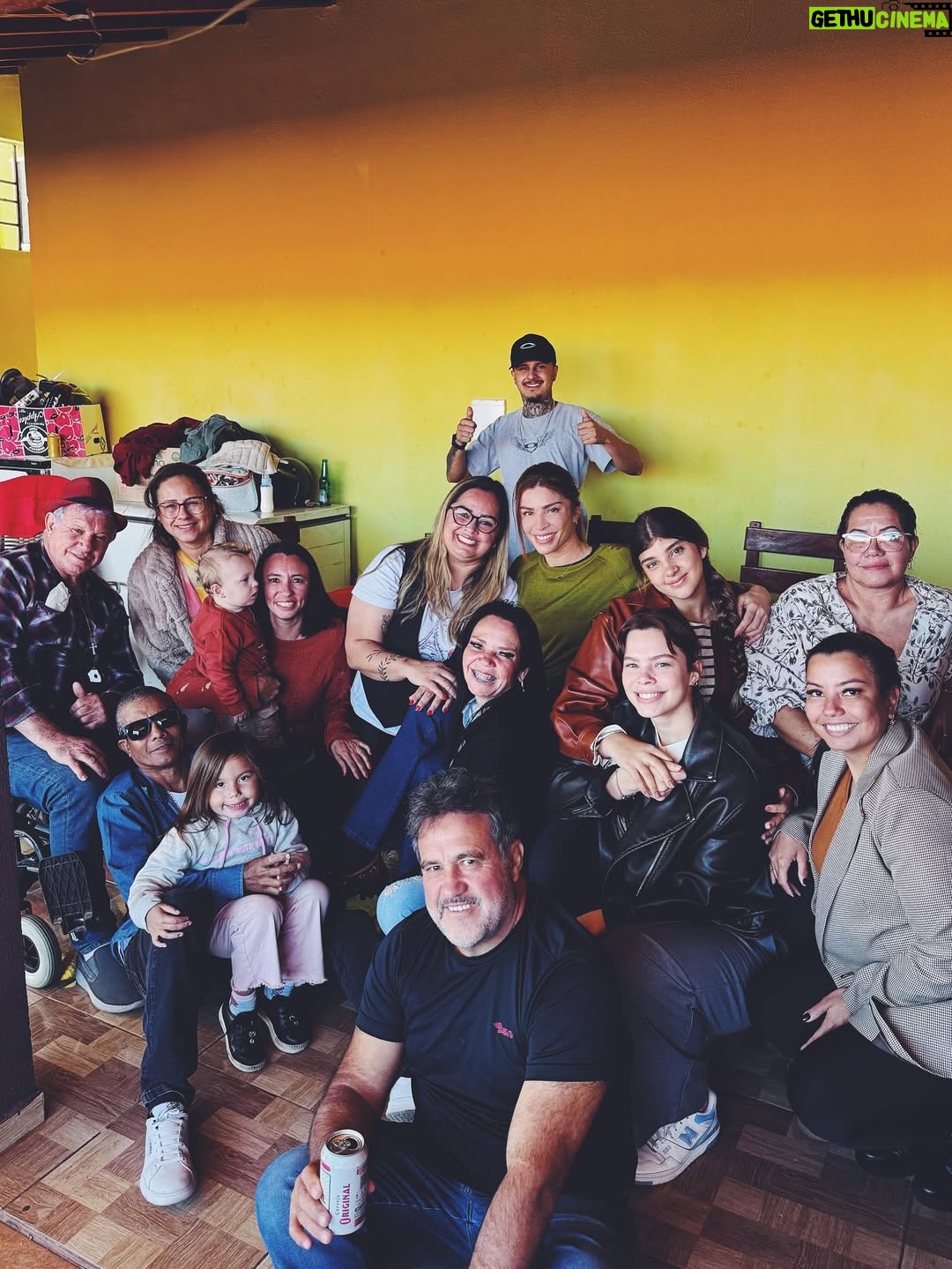 Grazi Massafera - 265K Likes - Estive, há poucos dias, na cidade onde nasci. O motivo não foi passeio, mas um susto poucos dias antes do dia dos pais. Graças a Deus tudo está bem 🙏
Abracei muitoooo meu pai, visitei minha família que é muito grande (muito mesmo), me reconectei com minha essência, infância e adolescência a cada passo. E Sofia respirava junto comigo cada lembrança, cada cantinho, cada memória que eu apresentava ou ouvia, e isso foi mágico ! Entre um momento e outro, olhava pra ela com os olhos brilhando contrastando com os meus e pensava: que dádiva ser mãe de Sofia, que pessoa linda e como a amo mais a cada dia !! Como isso é possível ? 
A genética tem seus mistérios, como se existisse algo sobrenatural. Ela também se sente em casa, se encaixa como se vivesse ali. 
Os anos passam e quando nos encontramos nem parece que vivo tão longe há tantos anos, mais de 20. 
As cidades de interior e seu povo (sou suspeita em dizer) têm seu charme, uma energia, um tempo diferente, místico mesmo. Um caos e minha família que não fecha a boca, fala alto, abraça forte e faz piada até nos momentos tristes. E eu me sinto no ninho. 
A tia fez o almoço de domingo, as primas fazem fofoca de todos kkkkk !
Não paramos de comer. Lembranças e mais lembranças e mais fofocas de família (eu preciso de atualizações, mesmo sendo as mesmas de sempre kkkkkkk). 
As lembranças da infância, as dores e doenças da idade, as risadas, os bebês pedindo colinho …
Voltei já com saudade e o coração quentinho 🫶🥰✨