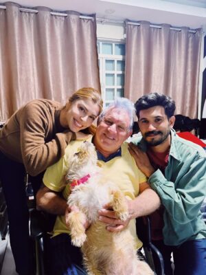 Grazi Massafera Instagram - Estive, há poucos dias, na cidade onde nasci. O motivo não foi passeio, mas um susto poucos dias antes do dia dos pais. Graças a Deus tudo está bem 🙏
Abracei muitoooo meu pai, visitei minha família que é muito grande (muito mesmo), me reconectei com minha essência, infância e adolescência a cada passo. E Sofia respirava junto comigo cada lembrança, cada cantinho, cada memória que eu apresentava ou ouvia, e isso foi mágico ! Entre um momento e outro, olhava pra ela com os olhos brilhando contrastando com os meus e pensava: que dádiva ser mãe de Sofia, que pessoa linda e como a amo mais a cada dia !! Como isso é possível ? 
A genética tem seus mistérios, como se existisse algo sobrenatural. Ela também se sente em casa, se encaixa como se vivesse ali. 
Os anos passam e quando nos encontramos nem parece que vivo tão longe há tantos anos, mais de 20. 
As cidades de interior e seu povo (sou suspeita em dizer) têm seu charme, uma energia, um tempo diferente, místico mesmo. Um caos e minha família que não fecha a boca, fala alto, abraça forte e faz piada até nos momentos tristes. E eu me sinto no ninho. 
A tia fez o almoço de domingo, as primas fazem fofoca de todos kkkkk !
Não paramos de comer. Lembranças e mais lembranças e mais fofocas de família (eu preciso de atualizações, mesmo sendo as mesmas de sempre kkkkkkk). 
As lembranças da infância, as dores e doenças da idade, as risadas, os bebês pedindo colinho …
Voltei já com saudade e o coração quentinho 🫶🥰✨
