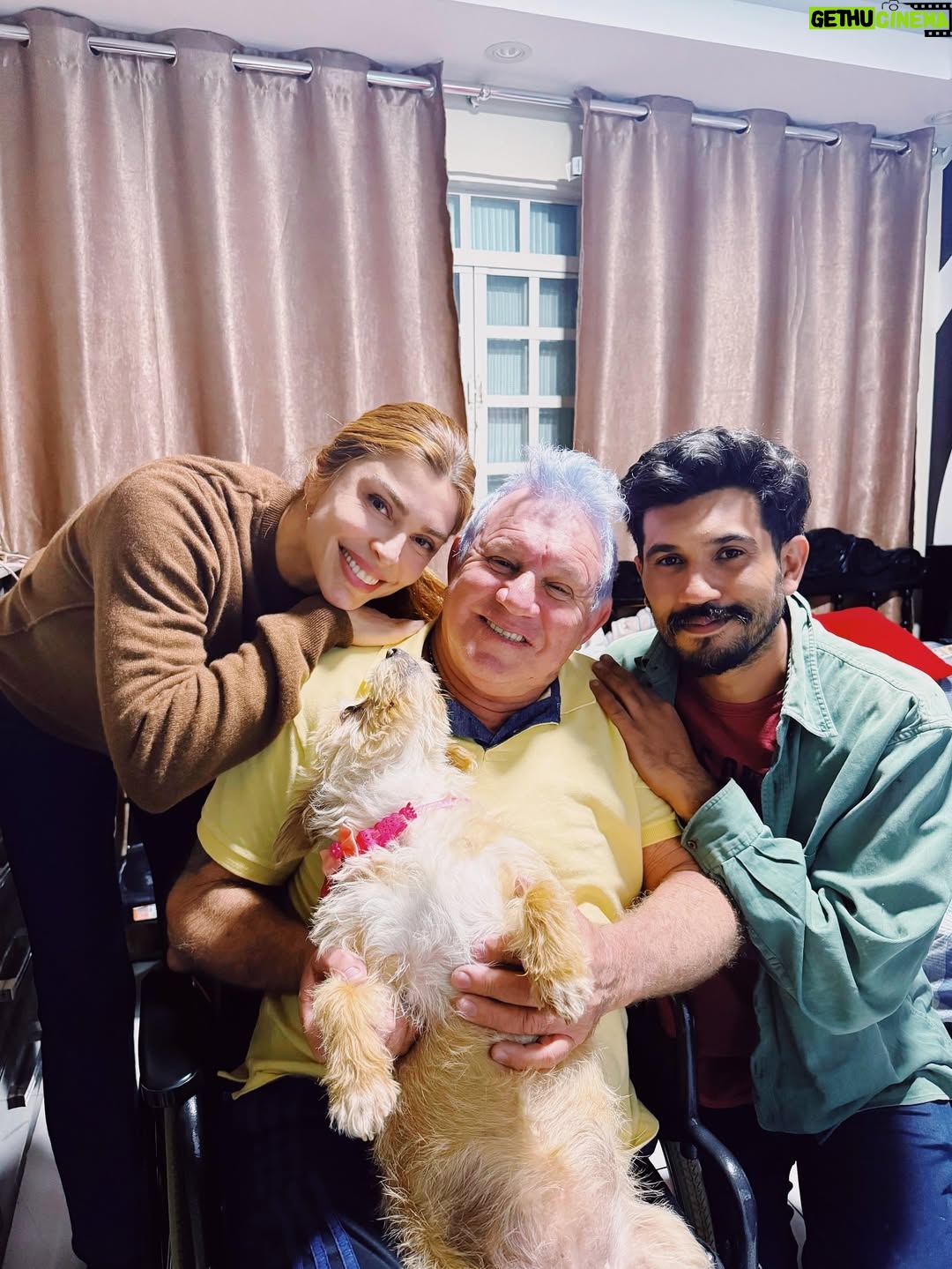 Grazi Massafera - 265K Likes - Estive, há poucos dias, na cidade onde nasci. O motivo não foi passeio, mas um susto poucos dias antes do dia dos pais. Graças a Deus tudo está bem 🙏
Abracei muitoooo meu pai, visitei minha família que é muito grande (muito mesmo), me reconectei com minha essência, infância e adolescência a cada passo. E Sofia respirava junto comigo cada lembrança, cada cantinho, cada memória que eu apresentava ou ouvia, e isso foi mágico ! Entre um momento e outro, olhava pra ela com os olhos brilhando contrastando com os meus e pensava: que dádiva ser mãe de Sofia, que pessoa linda e como a amo mais a cada dia !! Como isso é possível ? 
A genética tem seus mistérios, como se existisse algo sobrenatural. Ela também se sente em casa, se encaixa como se vivesse ali. 
Os anos passam e quando nos encontramos nem parece que vivo tão longe há tantos anos, mais de 20. 
As cidades de interior e seu povo (sou suspeita em dizer) têm seu charme, uma energia, um tempo diferente, místico mesmo. Um caos e minha família que não fecha a boca, fala alto, abraça forte e faz piada até nos momentos tristes. E eu me sinto no ninho. 
A tia fez o almoço de domingo, as primas fazem fofoca de todos kkkkk !
Não paramos de comer. Lembranças e mais lembranças e mais fofocas de família (eu preciso de atualizações, mesmo sendo as mesmas de sempre kkkkkkk). 
As lembranças da infância, as dores e doenças da idade, as risadas, os bebês pedindo colinho …
Voltei já com saudade e o coração quentinho 🫶🥰✨