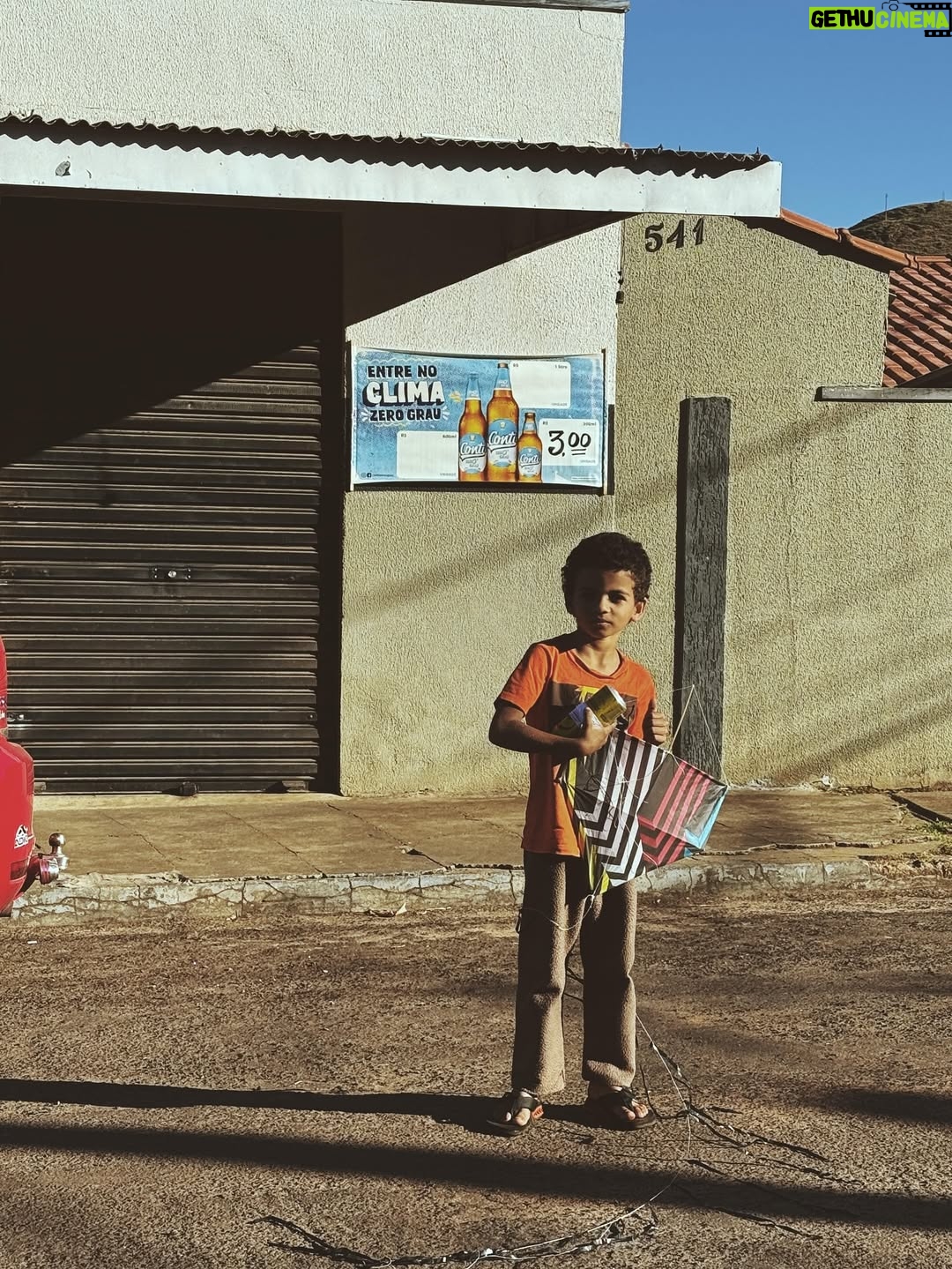 Grazi Massafera - 265K Likes - Estive, há poucos dias, na cidade onde nasci. O motivo não foi passeio, mas um susto poucos dias antes do dia dos pais. Graças a Deus tudo está bem 🙏
Abracei muitoooo meu pai, visitei minha família que é muito grande (muito mesmo), me reconectei com minha essência, infância e adolescência a cada passo. E Sofia respirava junto comigo cada lembrança, cada cantinho, cada memória que eu apresentava ou ouvia, e isso foi mágico ! Entre um momento e outro, olhava pra ela com os olhos brilhando contrastando com os meus e pensava: que dádiva ser mãe de Sofia, que pessoa linda e como a amo mais a cada dia !! Como isso é possível ? 
A genética tem seus mistérios, como se existisse algo sobrenatural. Ela também se sente em casa, se encaixa como se vivesse ali. 
Os anos passam e quando nos encontramos nem parece que vivo tão longe há tantos anos, mais de 20. 
As cidades de interior e seu povo (sou suspeita em dizer) têm seu charme, uma energia, um tempo diferente, místico mesmo. Um caos e minha família que não fecha a boca, fala alto, abraça forte e faz piada até nos momentos tristes. E eu me sinto no ninho. 
A tia fez o almoço de domingo, as primas fazem fofoca de todos kkkkk !
Não paramos de comer. Lembranças e mais lembranças e mais fofocas de família (eu preciso de atualizações, mesmo sendo as mesmas de sempre kkkkkkk). 
As lembranças da infância, as dores e doenças da idade, as risadas, os bebês pedindo colinho …
Voltei já com saudade e o coração quentinho 🫶🥰✨