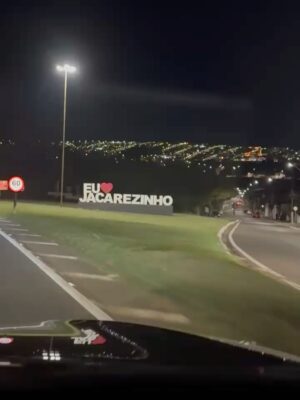 Grazi Massafera Instagram - Estive, há poucos dias, na cidade onde nasci. O motivo não foi passeio, mas um susto poucos dias antes do dia dos pais. Graças a Deus tudo está bem 🙏
Abracei muitoooo meu pai, visitei minha família que é muito grande (muito mesmo), me reconectei com minha essência, infância e adolescência a cada passo. E Sofia respirava junto comigo cada lembrança, cada cantinho, cada memória que eu apresentava ou ouvia, e isso foi mágico ! Entre um momento e outro, olhava pra ela com os olhos brilhando contrastando com os meus e pensava: que dádiva ser mãe de Sofia, que pessoa linda e como a amo mais a cada dia !! Como isso é possível ? 
A genética tem seus mistérios, como se existisse algo sobrenatural. Ela também se sente em casa, se encaixa como se vivesse ali. 
Os anos passam e quando nos encontramos nem parece que vivo tão longe há tantos anos, mais de 20. 
As cidades de interior e seu povo (sou suspeita em dizer) têm seu charme, uma energia, um tempo diferente, místico mesmo. Um caos e minha família que não fecha a boca, fala alto, abraça forte e faz piada até nos momentos tristes. E eu me sinto no ninho. 
A tia fez o almoço de domingo, as primas fazem fofoca de todos kkkkk !
Não paramos de comer. Lembranças e mais lembranças e mais fofocas de família (eu preciso de atualizações, mesmo sendo as mesmas de sempre kkkkkkk). 
As lembranças da infância, as dores e doenças da idade, as risadas, os bebês pedindo colinho …
Voltei já com saudade e o coração quentinho 🫶🥰✨