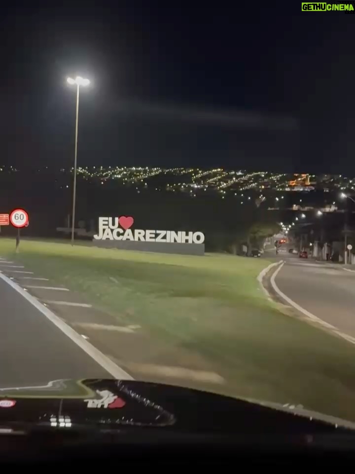 Grazi Massafera - 265K Likes - Estive, há poucos dias, na cidade onde nasci. O motivo não foi passeio, mas um susto poucos dias antes do dia dos pais. Graças a Deus tudo está bem 🙏
Abracei muitoooo meu pai, visitei minha família que é muito grande (muito mesmo), me reconectei com minha essência, infância e adolescência a cada passo. E Sofia respirava junto comigo cada lembrança, cada cantinho, cada memória que eu apresentava ou ouvia, e isso foi mágico ! Entre um momento e outro, olhava pra ela com os olhos brilhando contrastando com os meus e pensava: que dádiva ser mãe de Sofia, que pessoa linda e como a amo mais a cada dia !! Como isso é possível ? 
A genética tem seus mistérios, como se existisse algo sobrenatural. Ela também se sente em casa, se encaixa como se vivesse ali. 
Os anos passam e quando nos encontramos nem parece que vivo tão longe há tantos anos, mais de 20. 
As cidades de interior e seu povo (sou suspeita em dizer) têm seu charme, uma energia, um tempo diferente, místico mesmo. Um caos e minha família que não fecha a boca, fala alto, abraça forte e faz piada até nos momentos tristes. E eu me sinto no ninho. 
A tia fez o almoço de domingo, as primas fazem fofoca de todos kkkkk !
Não paramos de comer. Lembranças e mais lembranças e mais fofocas de família (eu preciso de atualizações, mesmo sendo as mesmas de sempre kkkkkkk). 
As lembranças da infância, as dores e doenças da idade, as risadas, os bebês pedindo colinho …
Voltei já com saudade e o coração quentinho 🫶🥰✨