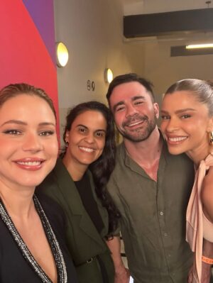Grazi Massafera Instagram - De ontem! Acompanhando de pertinho as novidades da @tvglobo (e vendendo meu peixe por Arminda, né? 😂🫶)
#UpfrontGlobo2026

📸: @goncaloasilva e @lucasramosphoto 
👗: @ritalazzarotti 
💄: @arthur.lordelo