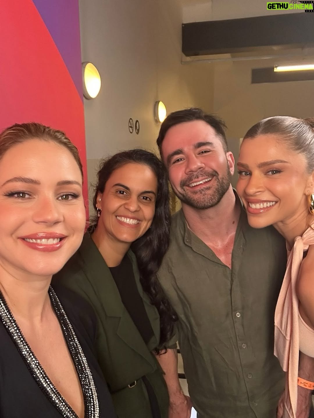 Grazi Massafera - 174.7K Likes - De ontem! Acompanhando de pertinho as novidades da @tvglobo (e vendendo meu peixe por Arminda, né? 😂🫶)
#UpfrontGlobo2026

📸: @goncaloasilva e @lucasramosphoto 
👗: @ritalazzarotti 
💄: @arthur.lordelo