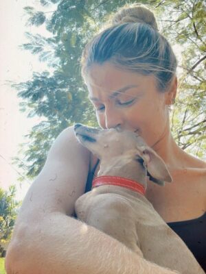 Grazi Massafera Instagram - É… mais um novo ciclo !!!! Mais um ano de frio na barriga depois de decidir um caminho importante na vida, de amores ao meu lado, de incertezas e medo também, de risadas e emoções incontidas. 
A vida é meio esse “esquenta, esfria”, agita e aquieta, faz parte, e sigo nesse delírio gostosinho do imprevisível achando às vezes que posso controlar algo rs !!! Sempre firme nas coisas que acredito, na conexão com a minha essência, na curiosidade do que vem ao virar a esquina e no meu desejo de viver cada dia mais.
O carinho e a ternura são cura pra essa canceriana raiz e impulsionam meu caminho nessa vida doida e cheia de emoções. Isso aquece meu coração e me dá ainda mais coragem. Muito obrigada por fazerem parte de metade desses 43 🌈🫶⚡️☀️ desde 2005 ❤️