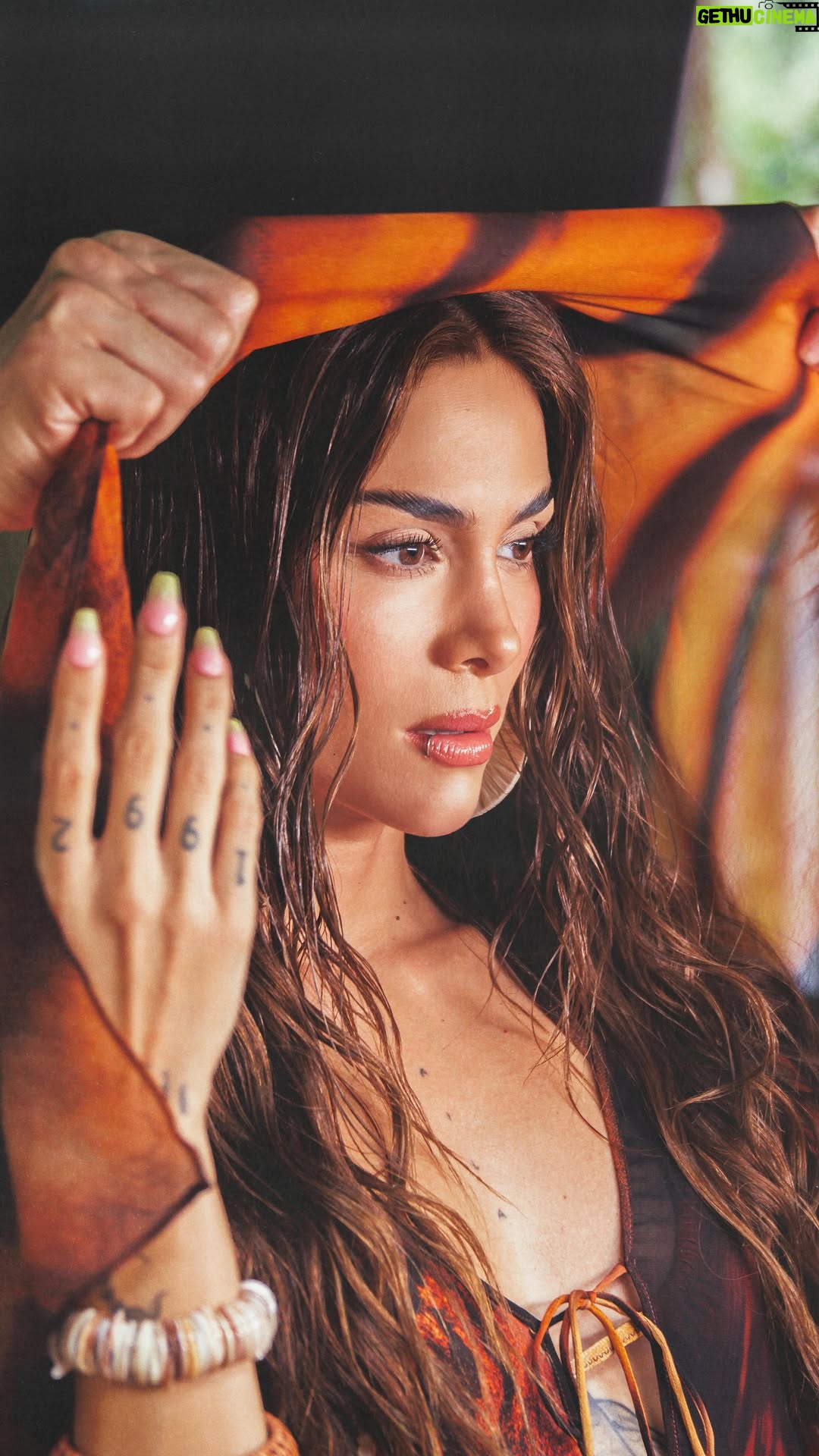 Greeicy Rendón - 176.6K Likes - Recordar es vivir 🌺 
No saben lo que me ha hecho sentir encontrarme con este recuerdo. Me da risa, emoción y sobretodo felicidad de seguir disfrutando del lugar de donde soy, de la ciudad que me vio crecer, soñar y que tiene mucho de lo que conservo aún. La sabrosura de su gente, su baile, el vientico de la tarde, sus atardeceres coloridos y ese calorcito que nunca se fue, que sigue siendo mi favorito.