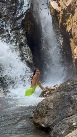 Greeicy Rendón Instagram - Este lugar se convirtió en un ritual 🦋 
La F U E R Z A y la M Á G I A con la que el agua llega aquí… es tan P O D E R O S O que solo con el sonido sentís que te curás. Imagináte lo que siente dejarse tocar por ella ✨🤤🙏🏼