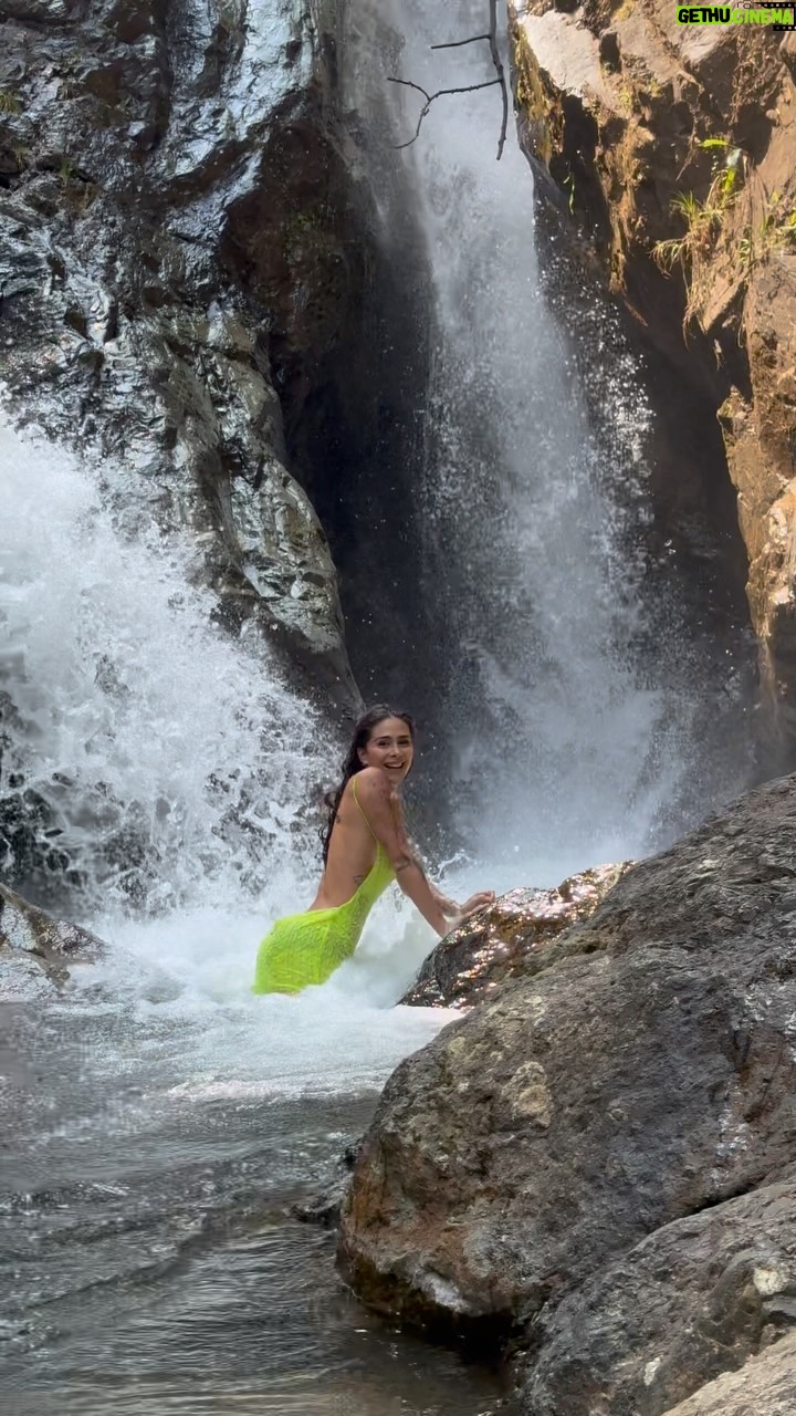 Greeicy Rendón - 286.3K Likes - Este lugar se convirtió en un ritual 🦋 
La F U E R Z A y la M Á G I A con la que el agua llega aquí… es tan P O D E R O S O que solo con el sonido sentís que te curás. Imagináte lo que siente dejarse tocar por ella ✨🤤🙏🏼