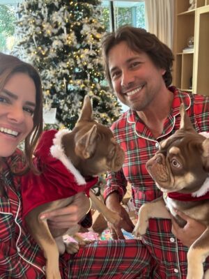 Greidys Gil Instagram - La Navidad es estar juntos, compartir risas, abrazos , apreciar la felicidad de nuestros hijos en los momentos sencillos que se quedan para siempre! Que haya amor, paz en nuestro hogar y que el corazón siempre reboce de gratitud. Feliz Navidad de parte de nuestra familia!!! 🎄🙏🏻❤️
.
.
.
#navidadenfamilia #gratitude #amor #merrychristmas #FelizNavidad #family