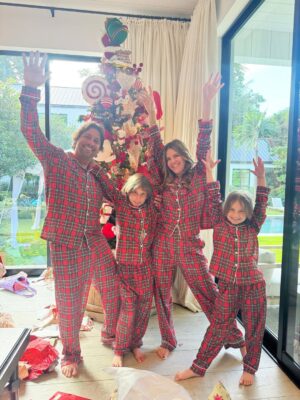 Greidys Gil Instagram - La Navidad es estar juntos, compartir risas, abrazos , apreciar la felicidad de nuestros hijos en los momentos sencillos que se quedan para siempre! Que haya amor, paz en nuestro hogar y que el corazón siempre reboce de gratitud. Feliz Navidad de parte de nuestra familia!!! 🎄🙏🏻❤️
.
.
.
#navidadenfamilia #gratitude #amor #merrychristmas #FelizNavidad #family