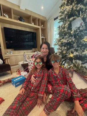 Greidys Gil Instagram - La Navidad es estar juntos, compartir risas, abrazos , apreciar la felicidad de nuestros hijos en los momentos sencillos que se quedan para siempre! Que haya amor, paz en nuestro hogar y que el corazón siempre reboce de gratitud. Feliz Navidad de parte de nuestra familia!!! 🎄🙏🏻❤️
.
.
.
#navidadenfamilia #gratitude #amor #merrychristmas #FelizNavidad #family