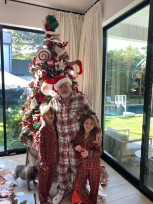 Greidys Gil Instagram - La Navidad es estar juntos, compartir risas, abrazos , apreciar la felicidad de nuestros hijos en los momentos sencillos que se quedan para siempre! Que haya amor, paz en nuestro hogar y que el corazón siempre reboce de gratitud. Feliz Navidad de parte de nuestra familia!!! 🎄🙏🏻❤️
.
.
.
#navidadenfamilia #gratitude #amor #merrychristmas #FelizNavidad #family
