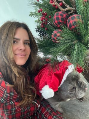 Greidys Gil Instagram - La Navidad es estar juntos, compartir risas, abrazos , apreciar la felicidad de nuestros hijos en los momentos sencillos que se quedan para siempre! Que haya amor, paz en nuestro hogar y que el corazón siempre reboce de gratitud. Feliz Navidad de parte de nuestra familia!!! 🎄🙏🏻❤️
.
.
.
#navidadenfamilia #gratitude #amor #merrychristmas #FelizNavidad #family