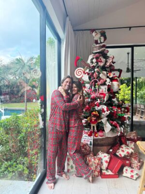 Greidys Gil Instagram - La Navidad es estar juntos, compartir risas, abrazos , apreciar la felicidad de nuestros hijos en los momentos sencillos que se quedan para siempre! Que haya amor, paz en nuestro hogar y que el corazón siempre reboce de gratitud. Feliz Navidad de parte de nuestra familia!!! 🎄🙏🏻❤️
.
.
.
#navidadenfamilia #gratitude #amor #merrychristmas #FelizNavidad #family