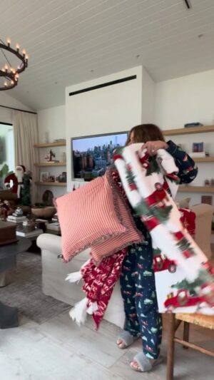 Greidys Gil Instagram - Ignorando que estamos a mitad de mes, pero como nunca es tarde si la dicha es buena aquí te dejo la decoración de mi sala familiar o familyroom!!! 🎄🎅🏻 Espero te guste y te diviertas. 😂🤗 Quieres segunda parte, te muestro la cocina???#🧑‍🍳🎄
.
.
.
#christmas #navidad #christmasdecoration #familyroom #hollidays #instanavidad #christmasreels #christmasspirit #christmasiscoming #navidadenfamilia #navidadenfamilia