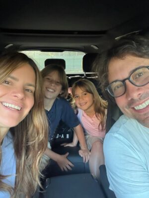 Greidys Gil Instagram - De regreso a la escuela y aquí va su comisión de embullo! 🤩😂 Que Dios bendiga este nuevo año escolar, que se diviertan mucho, hagan nuevos amigos, que sea un año lleno de experiencias hermosas para atesorar. Dios los cuide, guíe y proteja! 🙏🏻 Es lo que deseo para mis hijos y también para los tuyos que me estás leyendo! 🤗👉🏻 Ustedes ya comenzaron? 
.
.
#backtoschool #mykids #motherhood #parenthood #family