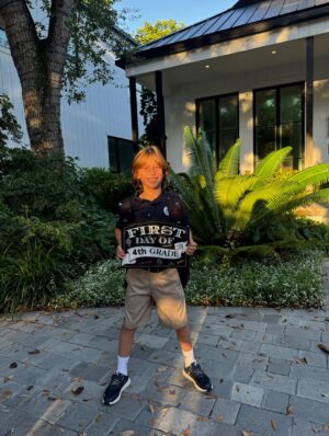 Greidys Gil Instagram - De regreso a la escuela y aquí va su comisión de embullo! 🤩😂 Que Dios bendiga este nuevo año escolar, que se diviertan mucho, hagan nuevos amigos, que sea un año lleno de experiencias hermosas para atesorar. Dios los cuide, guíe y proteja! 🙏🏻 Es lo que deseo para mis hijos y también para los tuyos que me estás leyendo! 🤗👉🏻 Ustedes ya comenzaron? 
.
.
#backtoschool #mykids #motherhood #parenthood #family