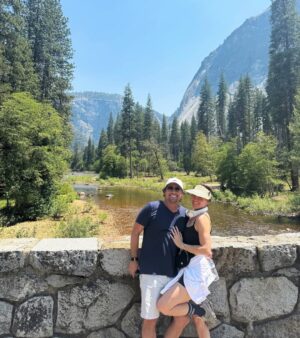 Greidys Gil Instagram - Gracias Dios por tu creación porque es perfecta! 🤩  Nuestras vacaciones empezaron en Yosemite, las sequoias son gigantes, miren la foto 4. 🤪 BTW vean los videos al final que nos sorprendió un oso, obvio que el susto y la corrida que nos echamos no salió en los videos 🤣
.
.
.
#familyvacation #family #yosemite #california #summer #mountains