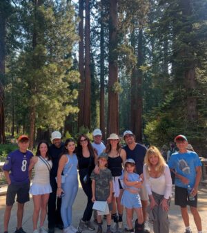 Greidys Gil Instagram - Gracias Dios por tu creación porque es perfecta! 🤩  Nuestras vacaciones empezaron en Yosemite, las sequoias son gigantes, miren la foto 4. 🤪 BTW vean los videos al final que nos sorprendió un oso, obvio que el susto y la corrida que nos echamos no salió en los videos 🤣
.
.
.
#familyvacation #family #yosemite #california #summer #mountains