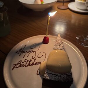 Greidys Gil Instagram - Amaneciendo después de un cumpleaños MARAVILLOSO… Así terminé y así empecé: apretujada por mi familia, que es mi gasolina premium 😂✨. ¡Gracias Dios por tanto, y gracias a ustedes por todos esos mensajitos llenos de cariño y buena vibra! Ahhh… y obvio sigo celebrando, porque la semana apenas arranca 💃🏻🎉.
.
.
.
#birthday #happybirthday #celebration #birthdaycelebration #family #familycelebration #cumpleanos #celebraciones #birthdayfun #birthdays #familyfirst #love
