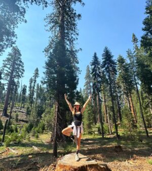Greidys Gil Instagram - Gracias Dios por tu creación porque es perfecta! 🤩  Nuestras vacaciones empezaron en Yosemite, las sequoias son gigantes, miren la foto 4. 🤪 BTW vean los videos al final que nos sorprendió un oso, obvio que el susto y la corrida que nos echamos no salió en los videos 🤣
.
.
.
#familyvacation #family #yosemite #california #summer #mountains