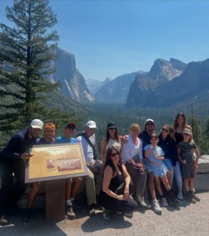 Greidys Gil Instagram - Gracias Dios por tu creación porque es perfecta! 🤩  Nuestras vacaciones empezaron en Yosemite, las sequoias son gigantes, miren la foto 4. 🤪 BTW vean los videos al final que nos sorprendió un oso, obvio que el susto y la corrida que nos echamos no salió en los videos 🤣
.
.
.
#familyvacation #family #yosemite #california #summer #mountains