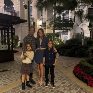 Greidys Gil Instagram - Amaneciendo después de un cumpleaños MARAVILLOSO… Así terminé y así empecé: apretujada por mi familia, que es mi gasolina premium 😂✨. ¡Gracias Dios por tanto, y gracias a ustedes por todos esos mensajitos llenos de cariño y buena vibra! Ahhh… y obvio sigo celebrando, porque la semana apenas arranca 💃🏻🎉.
.
.
.
#birthday #happybirthday #celebration #birthdaycelebration #family #familycelebration #cumpleanos #celebraciones #birthdayfun #birthdays #familyfirst #love