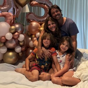 Greidys Gil Instagram - Amaneciendo después de un cumpleaños MARAVILLOSO… Así terminé y así empecé: apretujada por mi familia, que es mi gasolina premium 😂✨. ¡Gracias Dios por tanto, y gracias a ustedes por todos esos mensajitos llenos de cariño y buena vibra! Ahhh… y obvio sigo celebrando, porque la semana apenas arranca 💃🏻🎉.
.
.
.
#birthday #happybirthday #celebration #birthdaycelebration #family #familycelebration #cumpleanos #celebraciones #birthdayfun #birthdays #familyfirst #love
