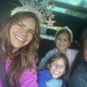 Greidys Gil Instagram - Amaneciendo después de un cumpleaños MARAVILLOSO… Así terminé y así empecé: apretujada por mi familia, que es mi gasolina premium 😂✨. ¡Gracias Dios por tanto, y gracias a ustedes por todos esos mensajitos llenos de cariño y buena vibra! Ahhh… y obvio sigo celebrando, porque la semana apenas arranca 💃🏻🎉.
.
.
.
#birthday #happybirthday #celebration #birthdaycelebration #family #familycelebration #cumpleanos #celebraciones #birthdayfun #birthdays #familyfirst #love