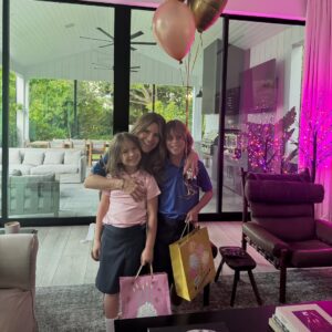 Greidys Gil Instagram - Amaneciendo después de un cumpleaños MARAVILLOSO… Así terminé y así empecé: apretujada por mi familia, que es mi gasolina premium 😂✨. ¡Gracias Dios por tanto, y gracias a ustedes por todos esos mensajitos llenos de cariño y buena vibra! Ahhh… y obvio sigo celebrando, porque la semana apenas arranca 💃🏻🎉.
.
.
.
#birthday #happybirthday #celebration #birthdaycelebration #family #familycelebration #cumpleanos #celebraciones #birthdayfun #birthdays #familyfirst #love