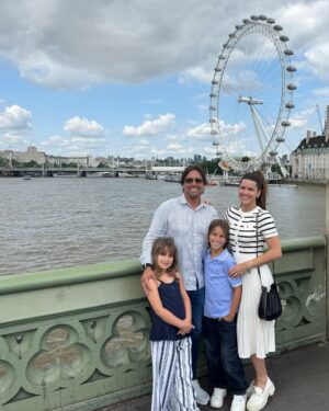 Greidys Gil Instagram - Hola hola familia desde el otro lado del Mundo! 🇬🇧 Unos días en Londres y seguimos para una aventura que nos tiene bien emocionados, ya les contaré! 🥰 Por cierto, tenemos lindos recuerdos en esta ciudad, vean la último foto que aunque estamos igualitos 🤣 ya han caído varios aguaceros. 😜🤩