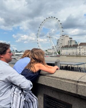 Greidys Gil Instagram - Hola hola familia desde el otro lado del Mundo! 🇬🇧 Unos días en Londres y seguimos para una aventura que nos tiene bien emocionados, ya les contaré! 🥰 Por cierto, tenemos lindos recuerdos en esta ciudad, vean la último foto que aunque estamos igualitos 🤣 ya han caído varios aguaceros. 😜🤩