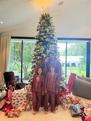 Greidys Gil Instagram - La Navidad es estar juntos, compartir risas, abrazos , apreciar la felicidad de nuestros hijos en los momentos sencillos que se quedan para siempre! Que haya amor, paz en nuestro hogar y que el corazón siempre reboce de gratitud. Feliz Navidad de parte de nuestra familia!!! 🎄🙏🏻❤️
.
.
.
#navidadenfamilia #gratitude #amor #merrychristmas #FelizNavidad #family
