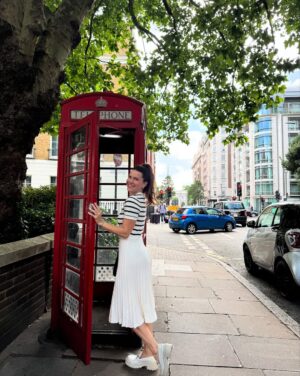 Greidys Gil Instagram - Hola hola familia desde el otro lado del Mundo! 🇬🇧 Unos días en Londres y seguimos para una aventura que nos tiene bien emocionados, ya les contaré! 🥰 Por cierto, tenemos lindos recuerdos en esta ciudad, vean la último foto que aunque estamos igualitos 🤣 ya han caído varios aguaceros. 😜🤩