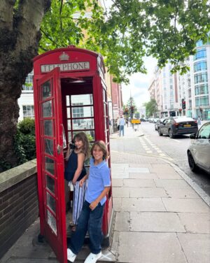 Greidys Gil Instagram - Hola hola familia desde el otro lado del Mundo! 🇬🇧 Unos días en Londres y seguimos para una aventura que nos tiene bien emocionados, ya les contaré! 🥰 Por cierto, tenemos lindos recuerdos en esta ciudad, vean la último foto que aunque estamos igualitos 🤣 ya han caído varios aguaceros. 😜🤩