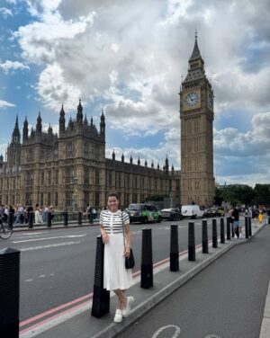 Greidys Gil Instagram - Hola hola familia desde el otro lado del Mundo! 🇬🇧 Unos días en Londres y seguimos para una aventura que nos tiene bien emocionados, ya les contaré! 🥰 Por cierto, tenemos lindos recuerdos en esta ciudad, vean la último foto que aunque estamos igualitos 🤣 ya han caído varios aguaceros. 😜🤩